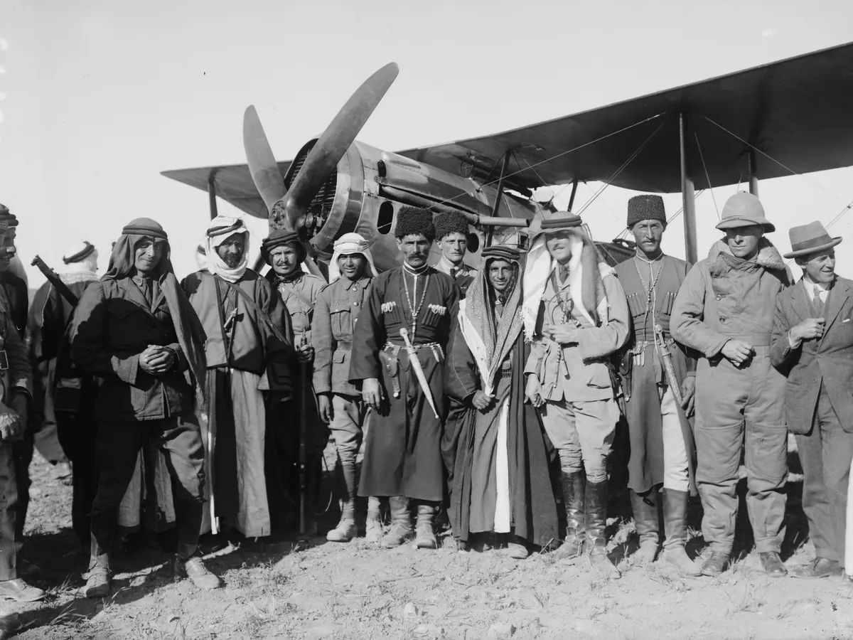 زعماء شركس وبدو أمام طائرة ذات جناحين في عمّان، 1921