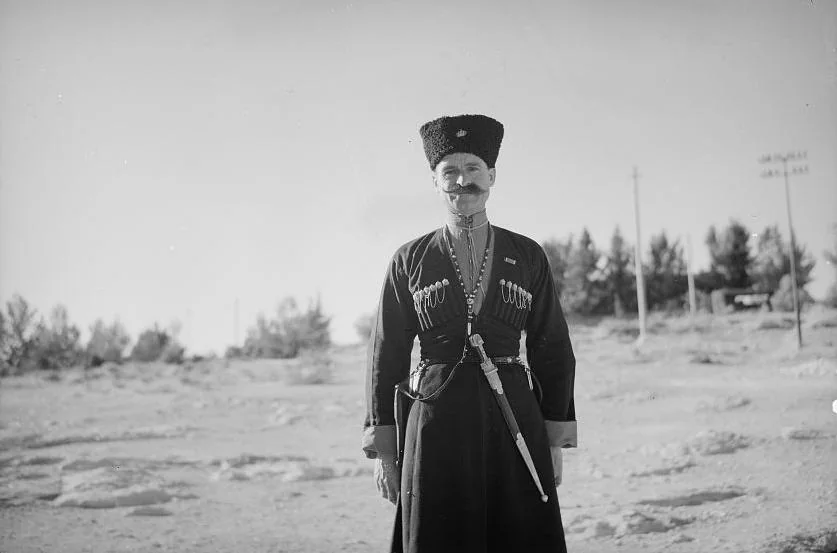حارس شركسي للأمير عبد الله بالشركسكا وقبعة الفرو، عمّان، 1940
