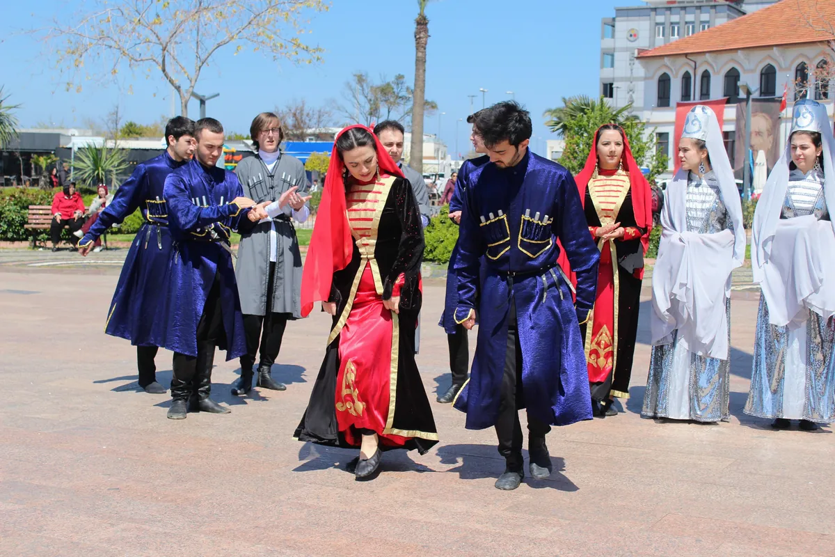 Bandırma’da geleneksel kıyafetlerle dans eden genç Çerkesler