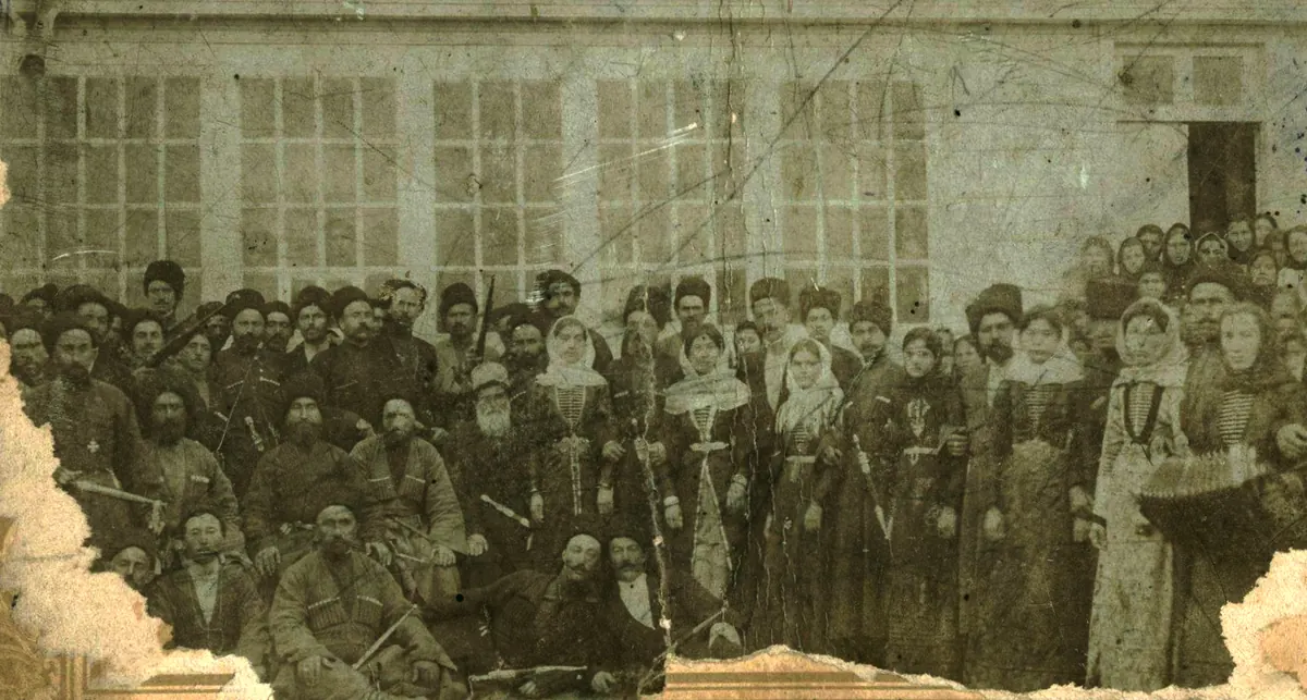 صورة عرس من عام 1908: ضيوف بالشركسكا والفساتين الطويلة أمام بيت في قباردا